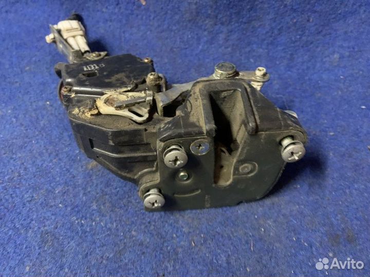 Замок боковой двери передний правый Toyota Camry