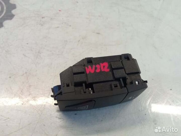 Кнопка аварийной сигнализации Mercedes-Benz