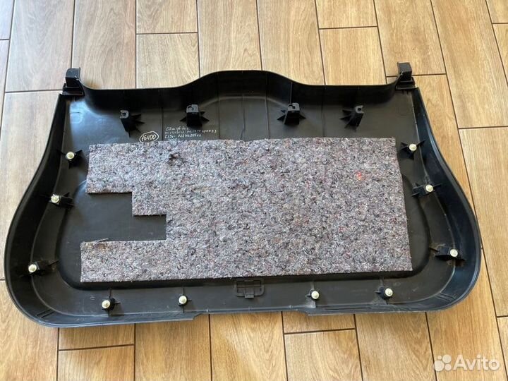 Обшивка двери багажника Mitsubishi Pajero Sport 3