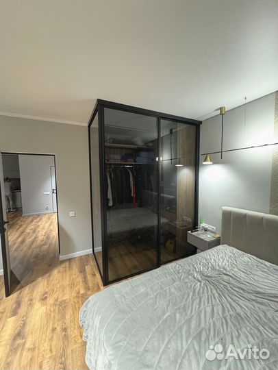 Стеклянный шкаф купе без порогов