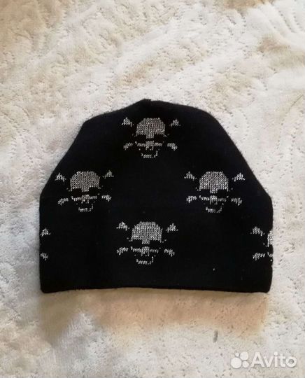 Много шапок зимних