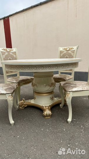 Стол и стулья