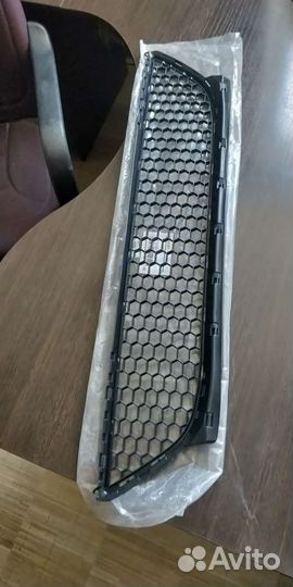 Нижняя решётка бампера Renault Logan