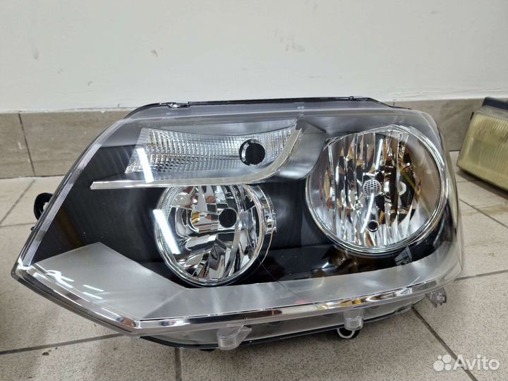 Передние фары новые Volkswagen Transporter T5 Рест