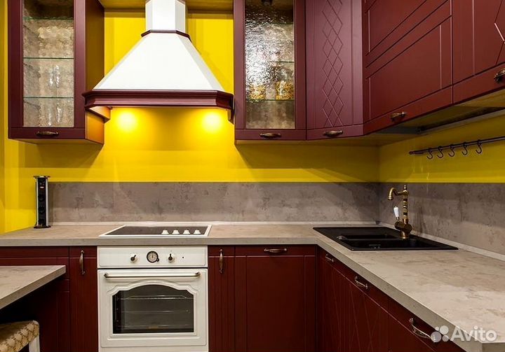 Кухня с каменным островом