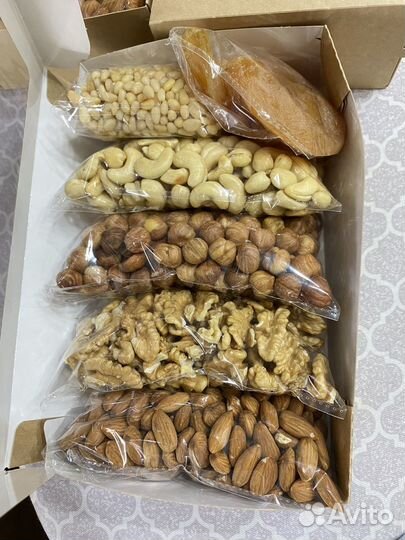 Подарочный набор орехов и сухофруктов