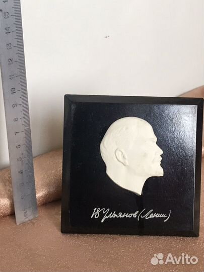 Барельеф В.И.Ленина настольный