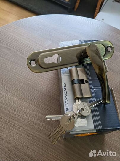 Замок врезной,дверные ручки и доводчик