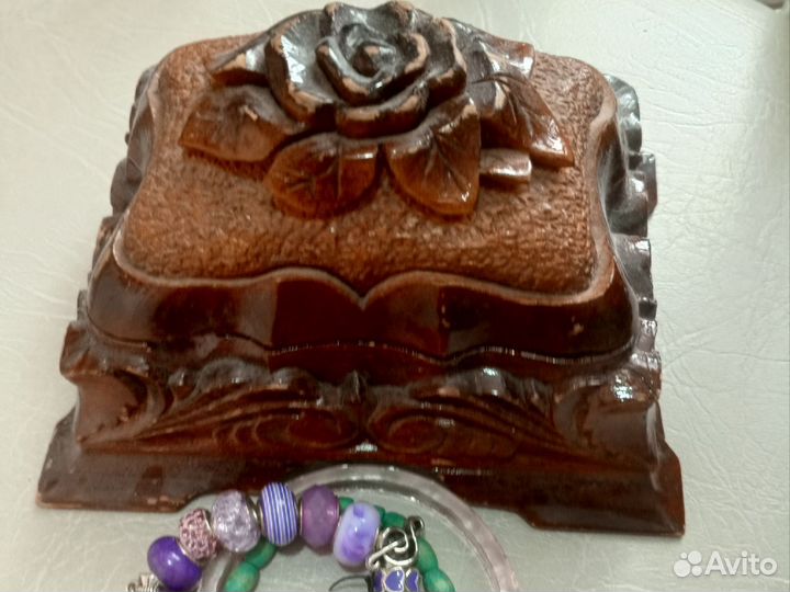 Резная шкатулка с украшениями