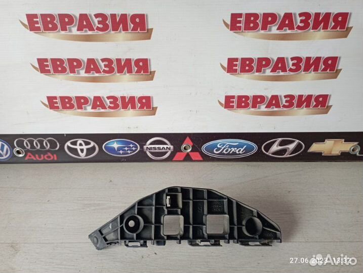 Крепление бампера переднее правое Lexus Rx350 2010