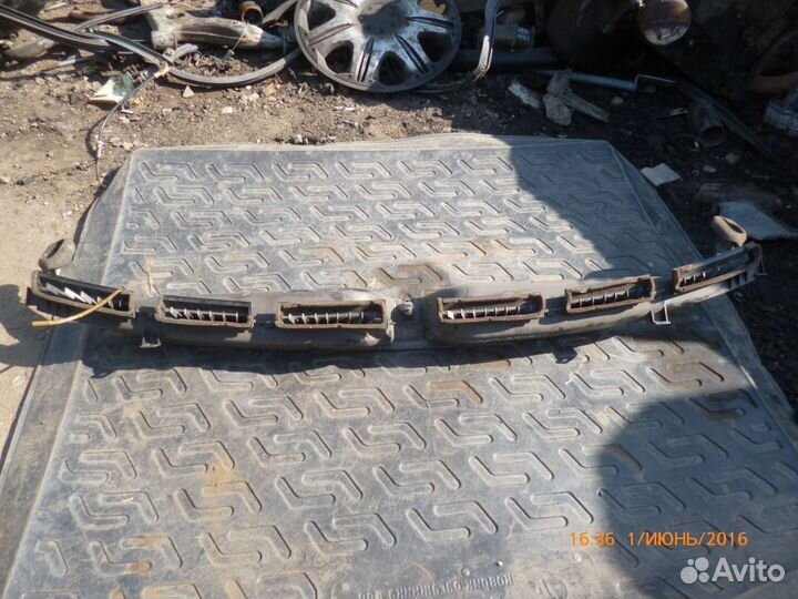 Воздуховод на стекло лобовое Мицубиси Каризма