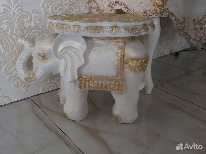 Интерьерная подставка столик