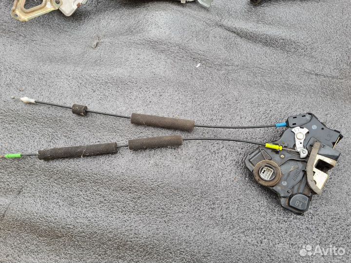 Замок передней левой двери Toyota Camry 30