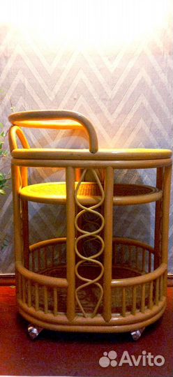 Столик из ротанга