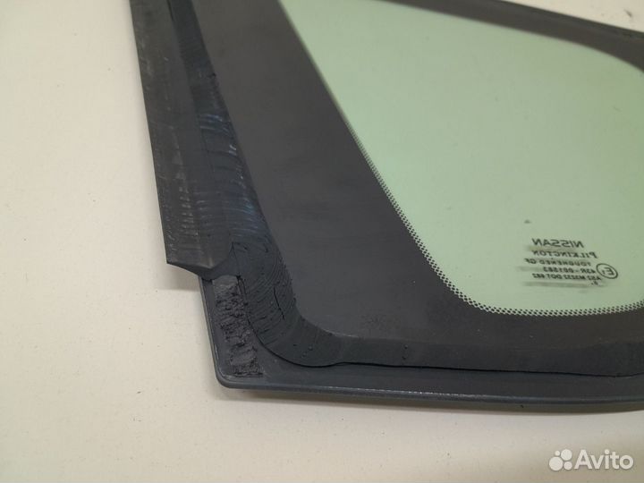 Стекло кузовное глухое правое Nissan Note E11 2006