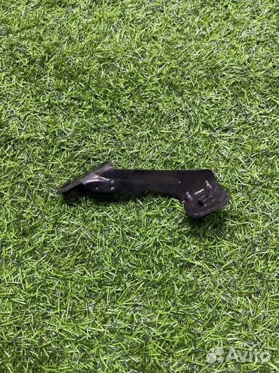 Кронштейн крепление передний правый Audi A4 B8 2.0