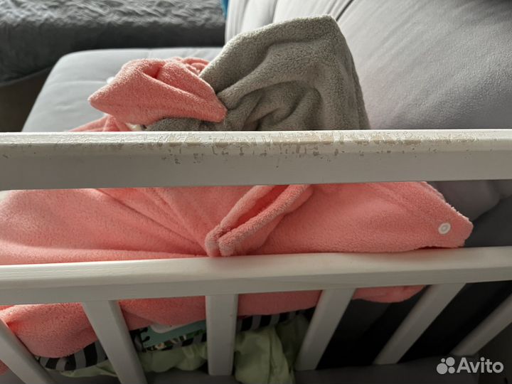 Детская кроватка с маятником и ящиком