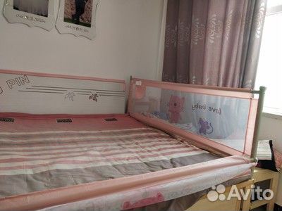 Защитный бортик для кровати розовый