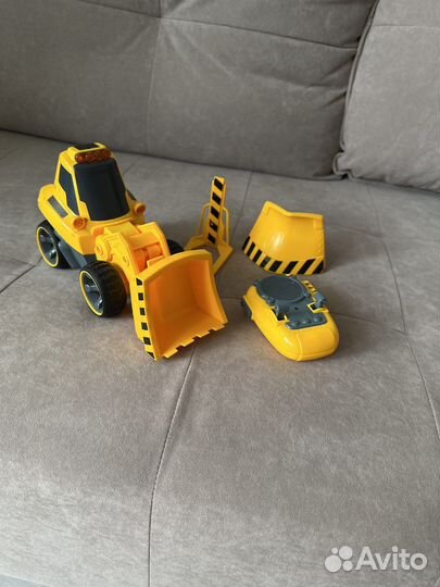 Игрушечный экскаватор на радиоуправлении