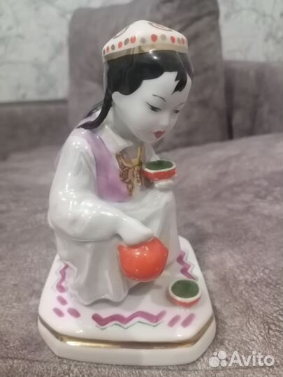 Статуэтка маленькая узбечка с чайником