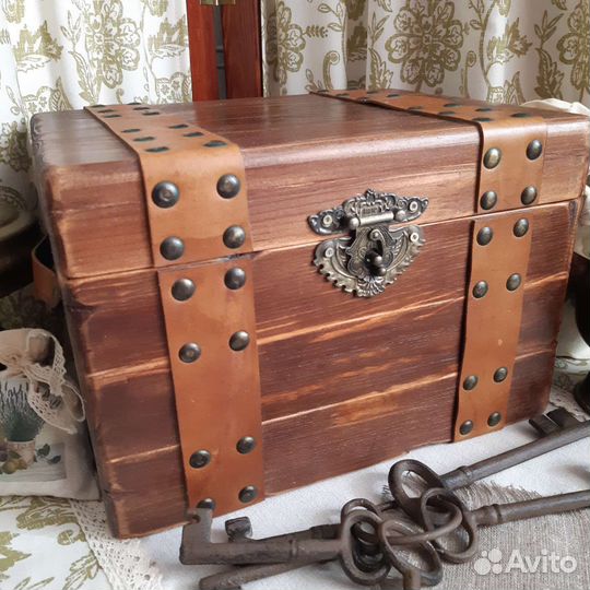 Сундук деревянный
