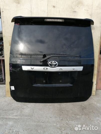 Дверь багажника Toyota Voxy ZRR70