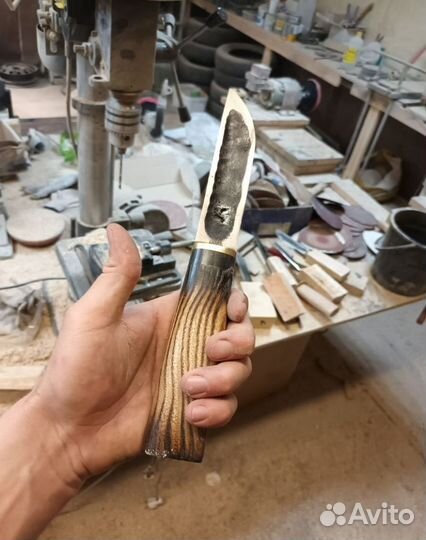 Нож охотничий заточку держит