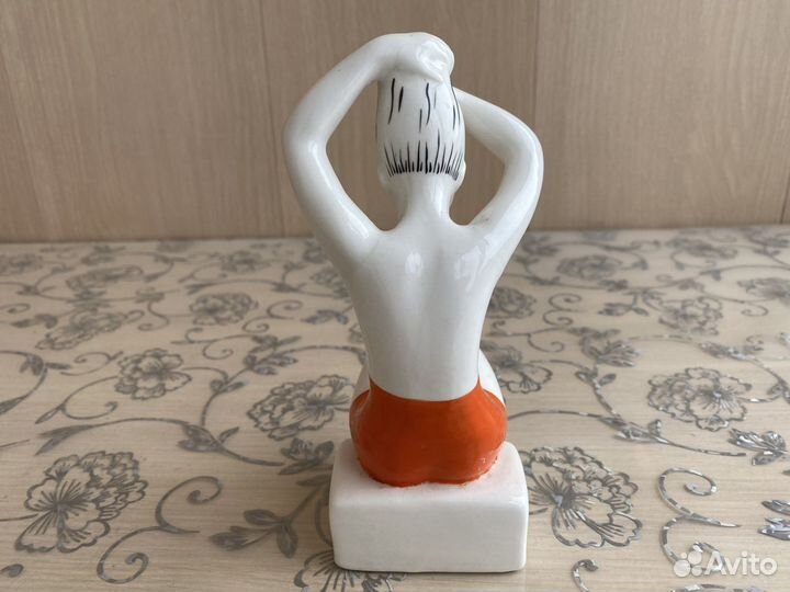 Статуэтка Девушка с Зеркалом, Прическа лфзи