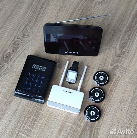 Кнопка вызова официанта в комллекте с часами табло