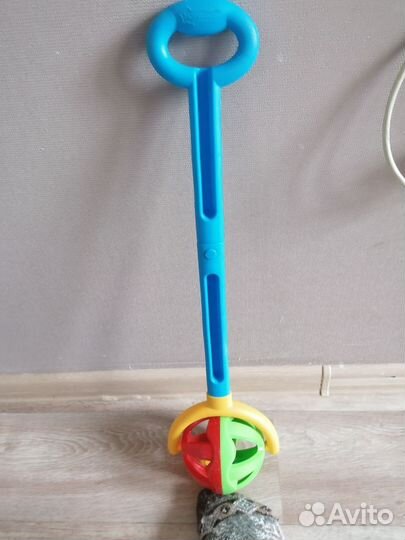 Каталка с ручкой - шарик для детей
