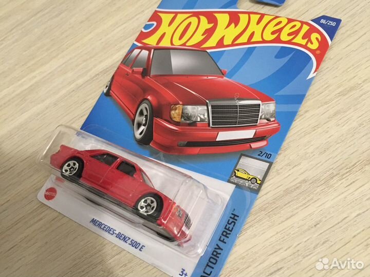 Коллекционная модель mersedes banz 500E hot wheels