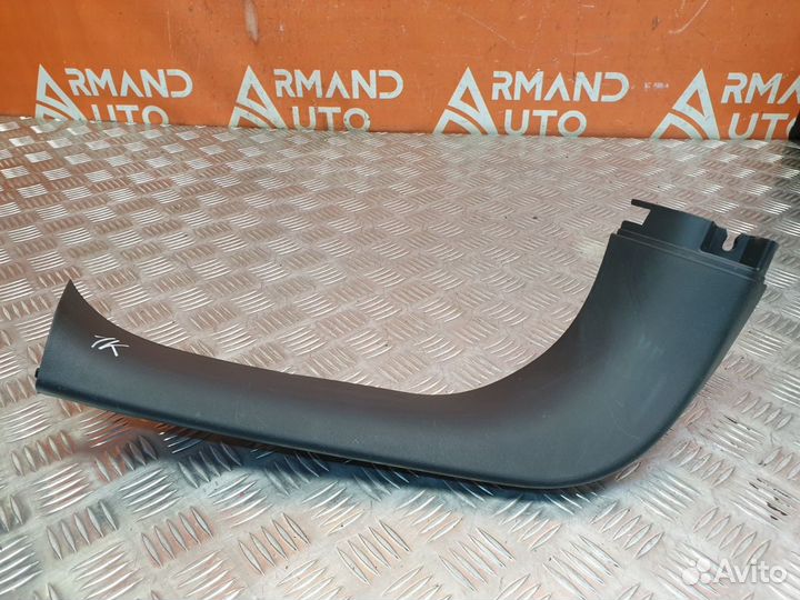 Обшивка двери багажника верхняя левая Mitsubishi