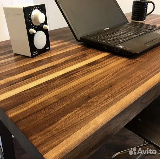 Стол письменный с тонкими ножками из металла