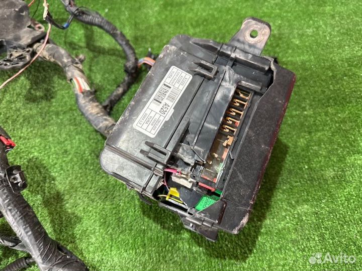 Проводка моторного отсека с блоком предохранителей