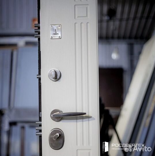 Дверь входная металлическая с зеркалом