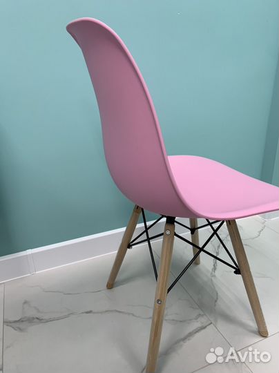 Пластиковый розовый стул