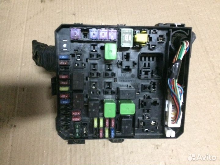 Монтажный блок под капотом Mitsubishi Lancer 10