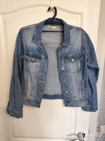 Джинсовка с принтом поп-арт O'stin