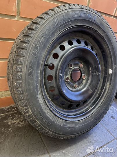 Dunlop SP Winter Ice 01 8/8.5 R16 94T