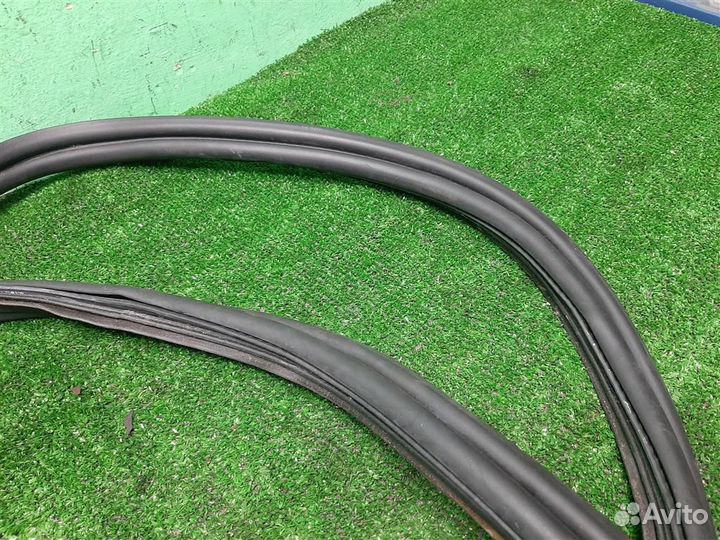 Уплотнитель проема багажника Mercedes Benz C-Clas