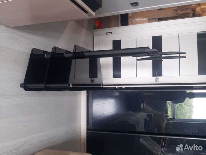 Стеклянная тумба под тв с кронштейном