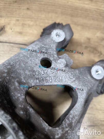 Кулак задний правый BMW i8 I12 2015 6858234