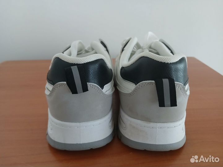 Кроссовки женские