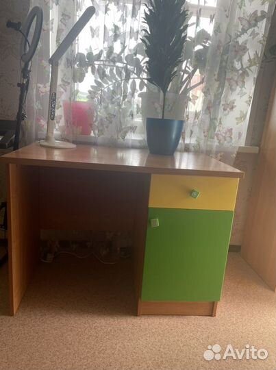 Стол с пеналом