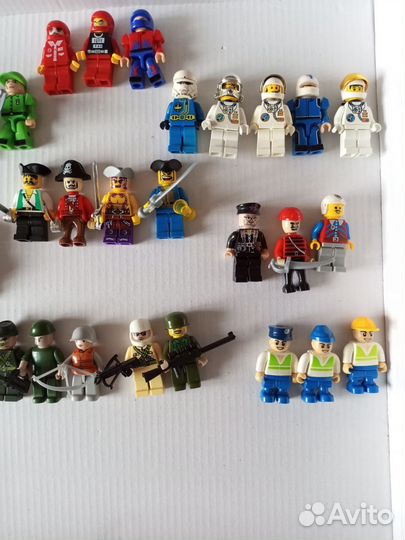 Фигурки из конструкторов (не Лего) в кейсе