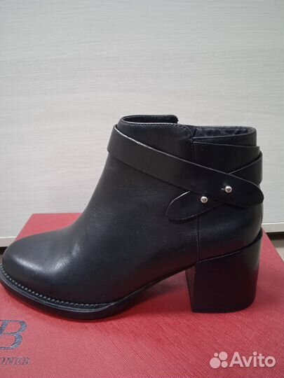 Продам женские ботинки