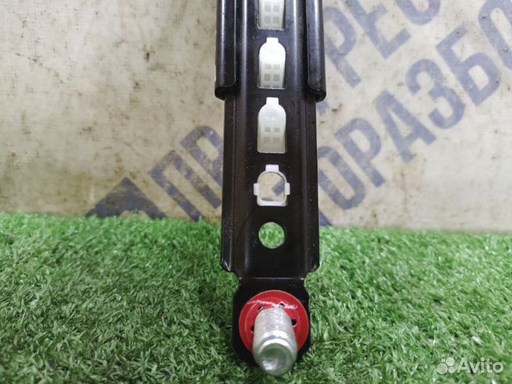 Регулятор ремня безопасности передний правый