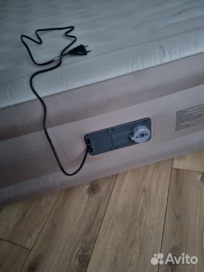 Надувная кровать с насосом 203х152х46 см, 69075