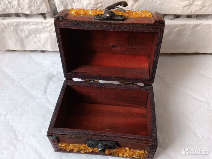 Шкатулка сундучок с янтарем