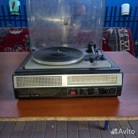 Виниловый проигрыватель